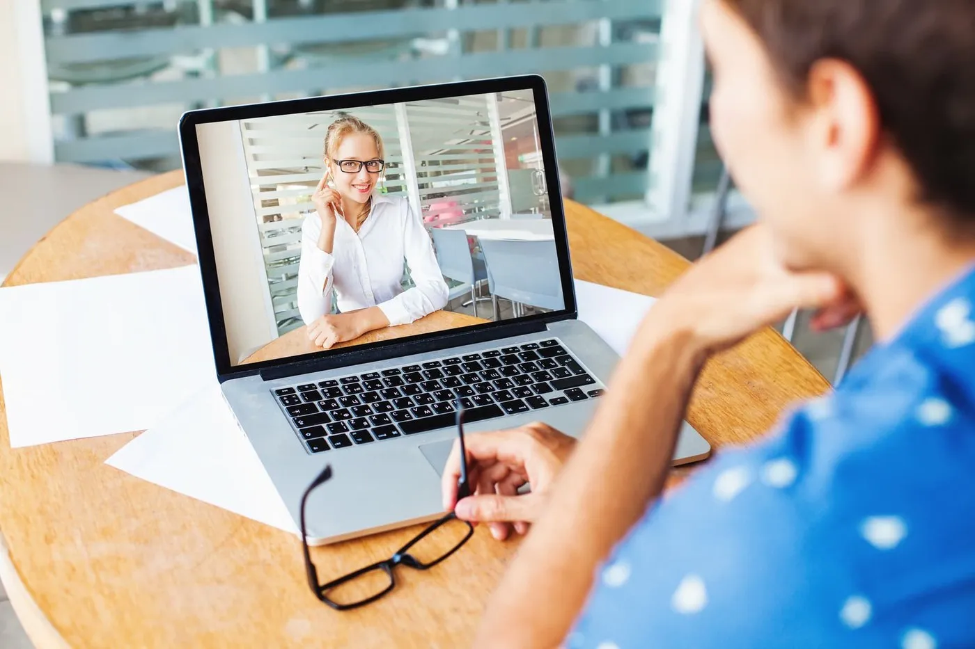Une participante suit un atelier de coaching en visioconférence